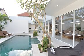 Villa Cruz in the centre Berawa