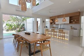 Villa Cruz in the centre Berawa