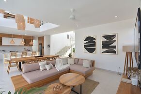 Villa Cruz in the centre Berawa