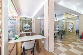 Meet Holiday Hotel