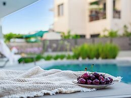 Sanders Olive - Chic 3-bdr Apt With Shared Pool