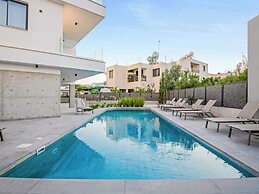 Sanders Olive - Chic 3-bdr Apt With Shared Pool