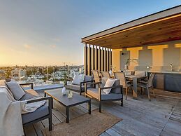 Sanders Olive - Chic 3-bdr Apt With Shared Pool
