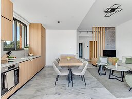 Sanders Olive - Chic 3-bdr Apt With Shared Pool
