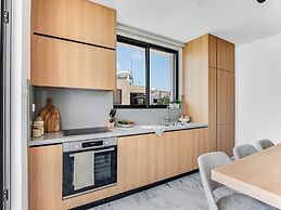 Sanders Olive - Chic 2-bdr Apt With Shared Pool
