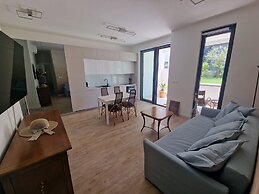 Luxury Modern apt w Garden, 3 min Walk to Beach