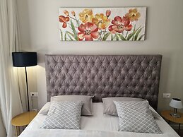 Luxury Modern apt w Garden, 3 min Walk to Beach