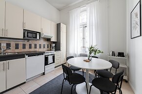 Historical 3BR Downtown Apartment with Sauna