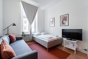 Historical 3BR Downtown Apartment with Sauna