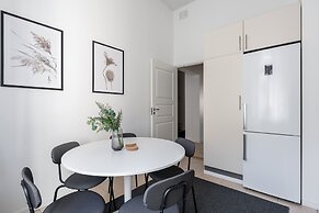 Historical 3BR Downtown Apartment with Sauna