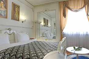 Queen's Astoria Design Hotel