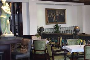 Queen's Astoria Design Hotel