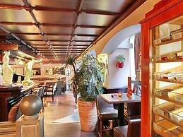 Queen's Astoria Design Hotel