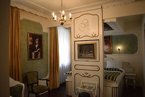 Queen's Astoria Design Hotel