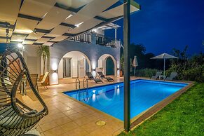 Kournas-sleeps8-parking-garden-pool-petfriendly