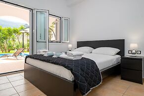 Kournas-sleeps8-parking-garden-pool-petfriendly