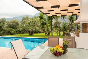 Kournas-sleeps8-parking-garden-pool-petfriendly