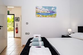 Kournas-sleeps8-parking-garden-pool-petfriendly