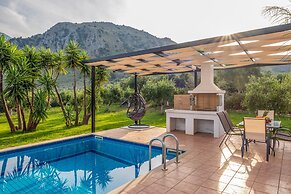Kournas-sleeps8-parking-garden-pool-petfriendly