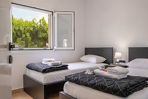 Kournas-sleeps8-parking-garden-pool-petfriendly