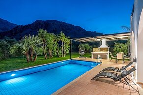 Kournas-sleeps8-parking-garden-pool-petfriendly