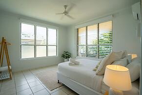 NIGHTCLIFF RETREAT -  Stylish 2BR Apt