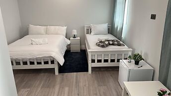 Studio Sleeps 3 - Pet Friendly