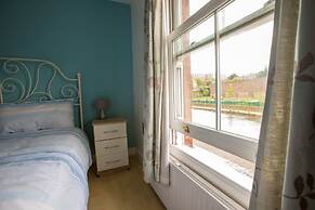 Gorgeous 3-bedroom Cottage by the River in Reading