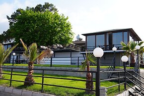 Sandhill Hotel
