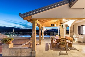 Luxury Villa With Heated Pool & Magnificent View