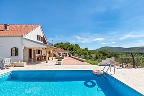 Luxury Villa With Heated Pool & Magnificent View