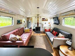 Boutique Boat Stays Contemporary Barge