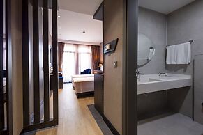 West Door Hotel