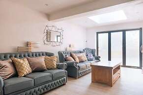 Lush & Spacious 3BD House - East Brighton