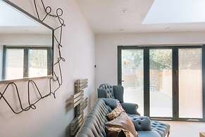 Lush & Spacious 3BD House - East Brighton