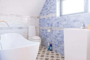 Lush & Spacious 3BD House - East Brighton