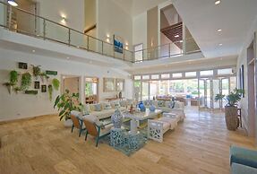 Modern Villa With Ocean View and Service Staff