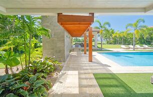 Modern Villa With Ocean View and Service Staff