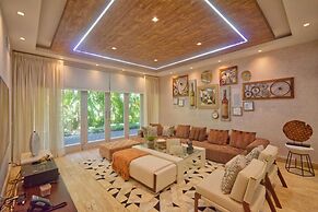 Modern Villa With Ocean View and Service Staff