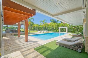 Modern Villa With Ocean View and Service Staff