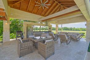 Modern Villa With Ocean View and Service Staff