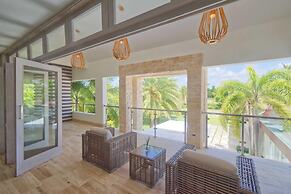 Modern Villa With Ocean View and Service Staff