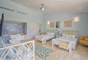 Modern Villa With Ocean View and Service Staff