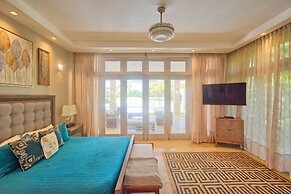Modern Villa With Ocean View and Service Staff