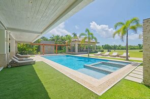 Modern Villa With Ocean View and Service Staff