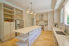 Modern Villa With Ocean View and Service Staff