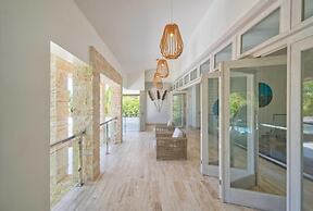 Modern Villa With Ocean View and Service Staff