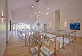 Modern Villa With Ocean View and Service Staff