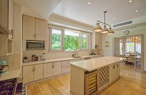 Modern Villa With Ocean View and Service Staff