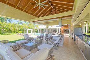Modern Villa With Ocean View and Service Staff